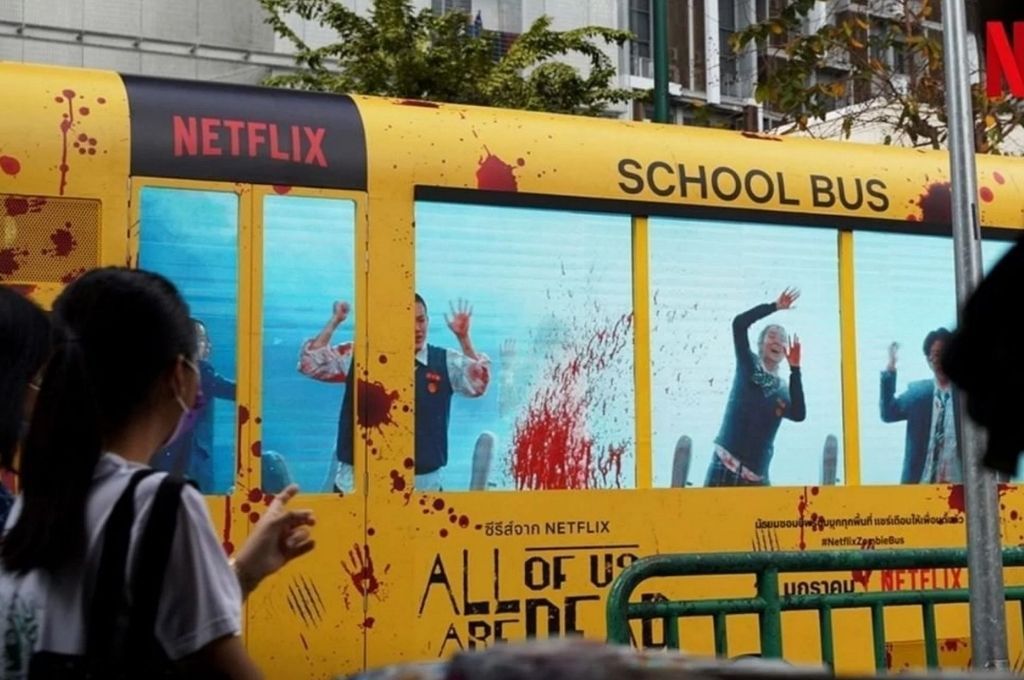 Video: polémica por un bus ensangrentado que promociona una serie de Netflix sobre zombis