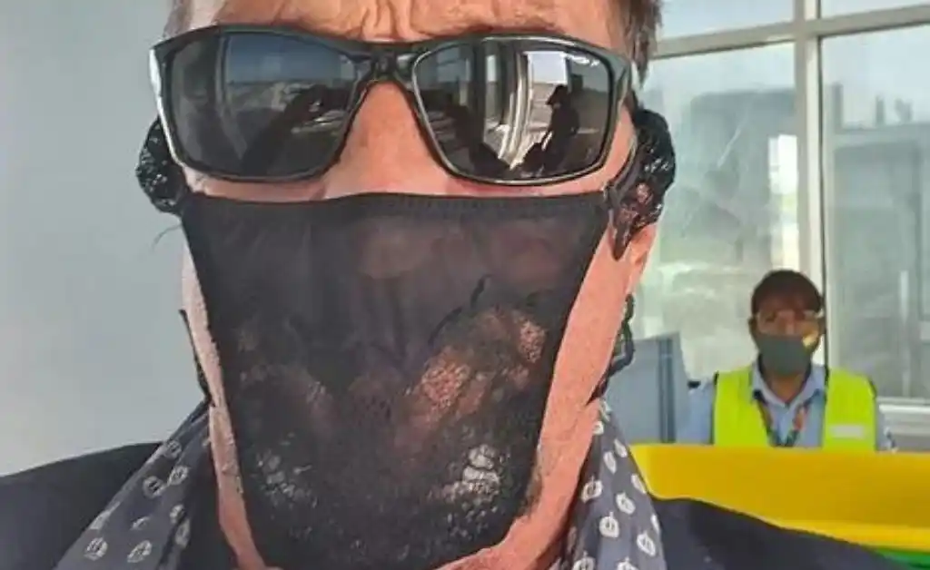 Detuvieron al fundador del antivirus McAfee por llevar un tanga como mascarilla