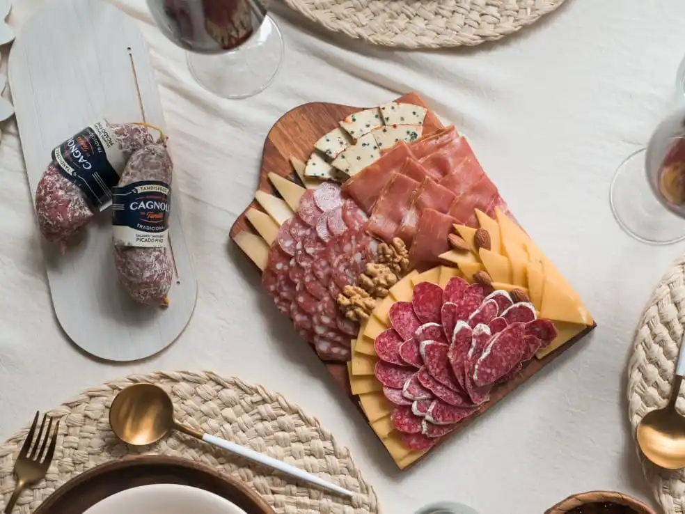Se recomienda degustar desde los sabores más suaves a los más intensos, tanto para los fiambres, embutidos y quesos.