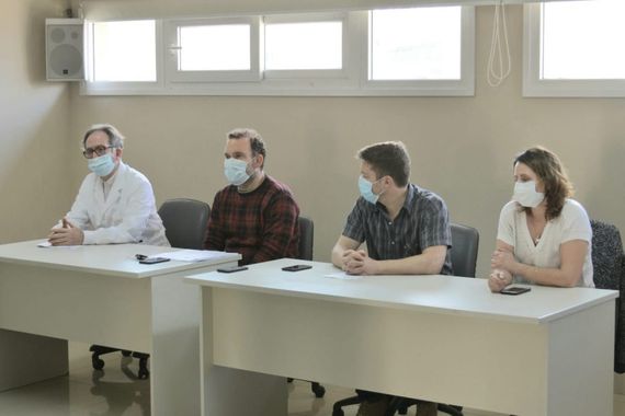 Las autoridades sanitarias remarcaron la necesidad de cuidar a los adultos mayores