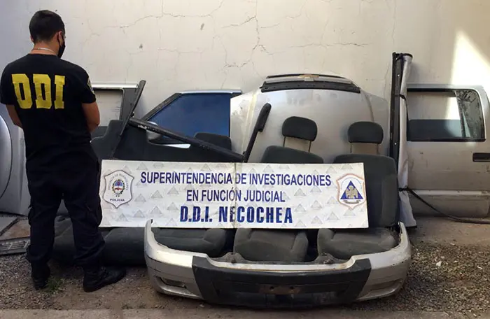 Hallan vehículos robados en pleno desarme y cantidad de autopartes