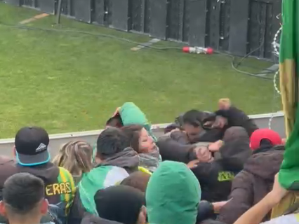 Aficionados se pelearon a cuchillazos en una tribuna durante el partido entre Newell's y Aldosivi.