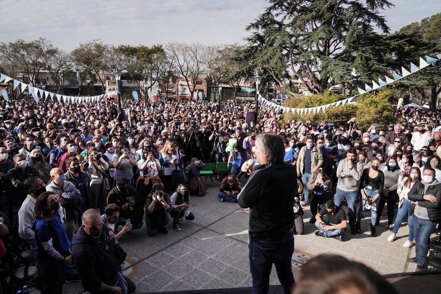 Máximo Kirchner en Hurlingham: Ante militantes, pidió ir "puerta por puerta" y dar "una enorme elección de democracia"