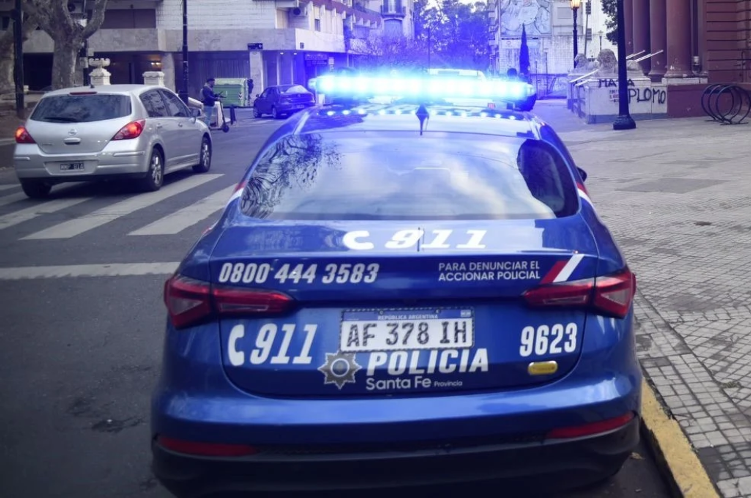 Personal del Comando Radioeléctrico que estaba patrullando la zona rápidamente se acercó al lugar