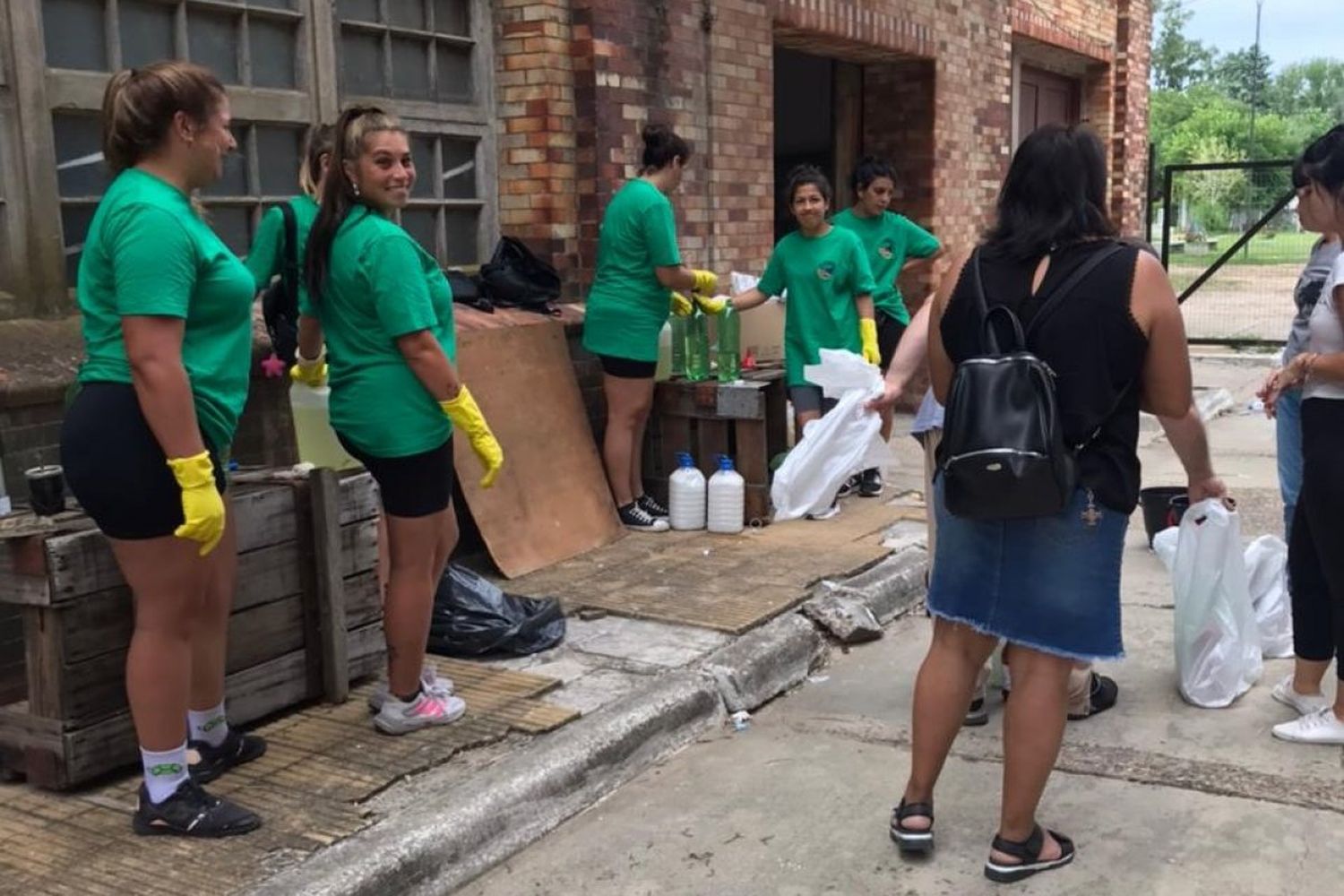 Asisten a los afectados por la inundación con alimentos y kit de limpieza