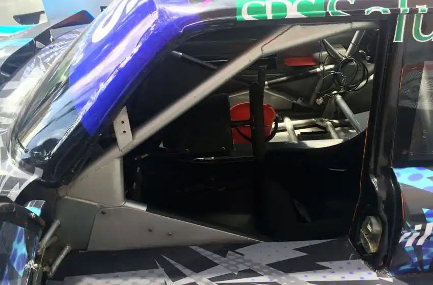 Aprehendieron a tres jóvenes que violentaron un auto de exhibición