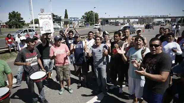 Continúan las protestas de Cresta Roja en el Aeropuerto de Ezeiza