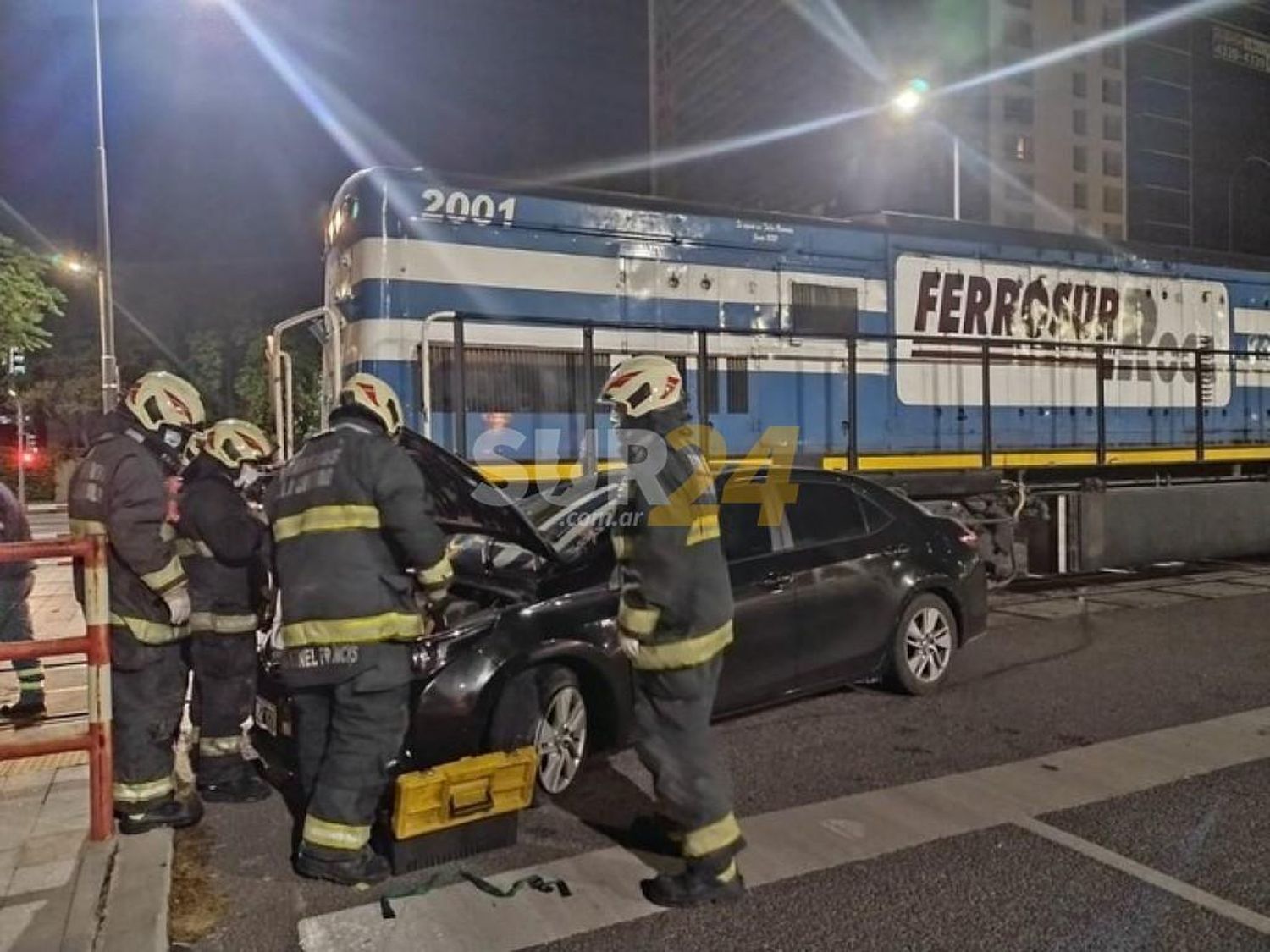 Un vehículo fue arrastrado por un tren de carga