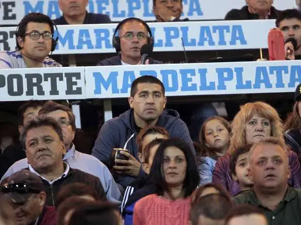 Juan Román Riquelme estuvo en el Minella mirando Boca-Velez. (Foto: Olé)