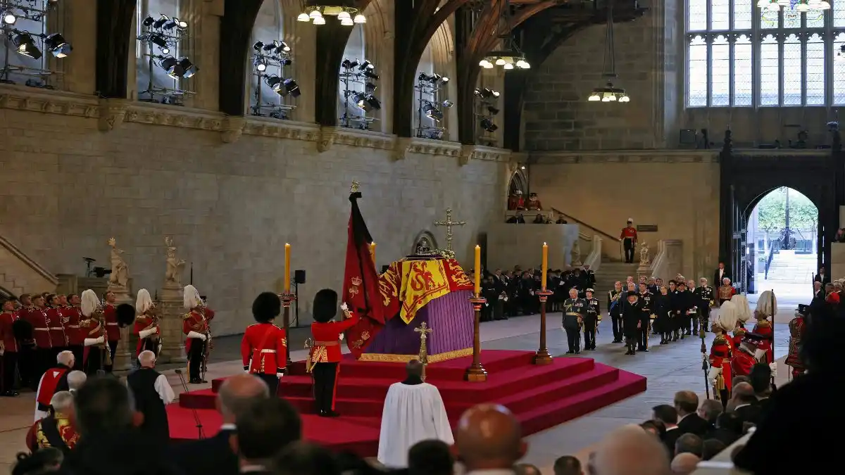 EL PUEBLO BRITÁNICO se despide de la reina Isabel II: estará en capilla ardiente por 5 días (+ fotos)