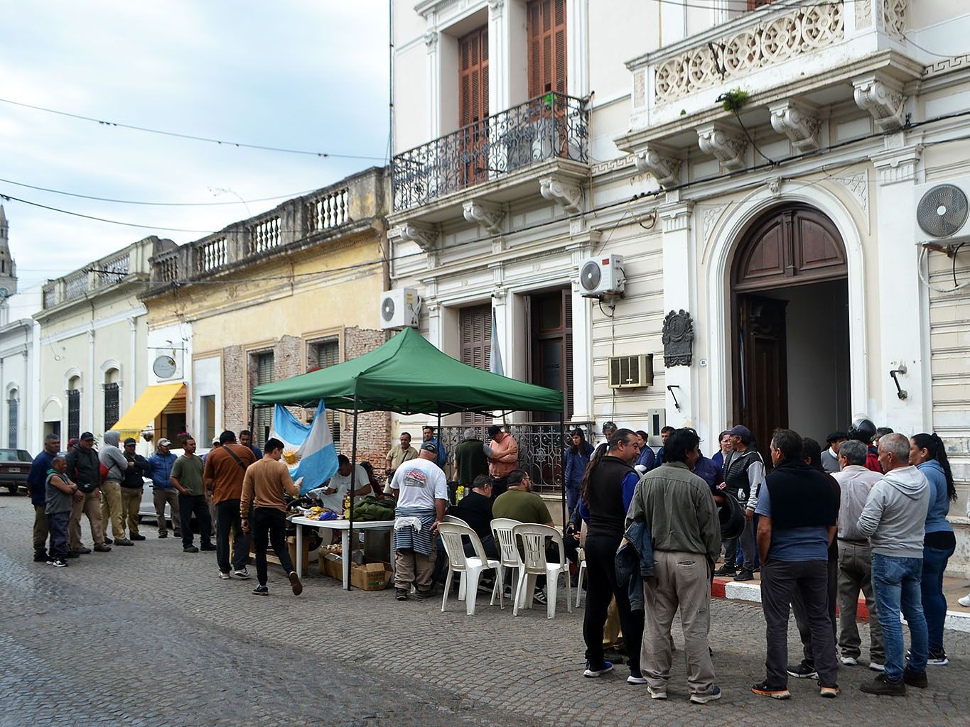 Empleados municipales se manifestaron este jueves y viernes frente al palacio comunal.