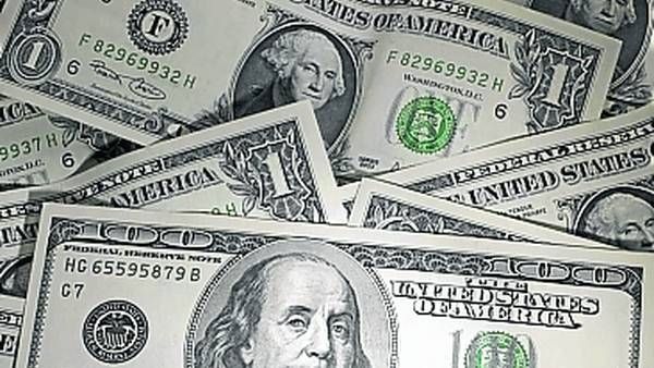 Tras subasta del BCRA por otros u$s 50 millones, el dólar opera casi estable a $ 38,07