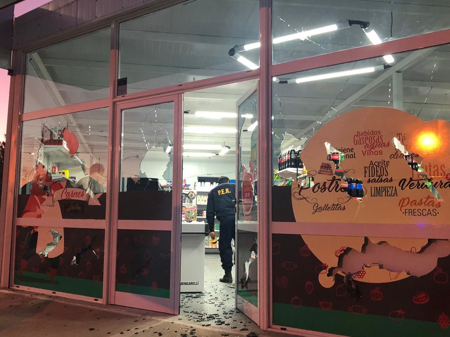 Causan daños a un comercio recién inaugurado