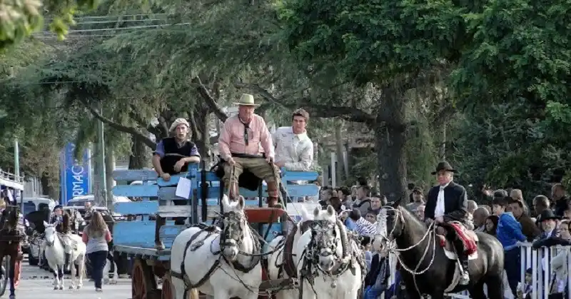 Hay desfile de carruajes sobre la avenida Rivadavia.