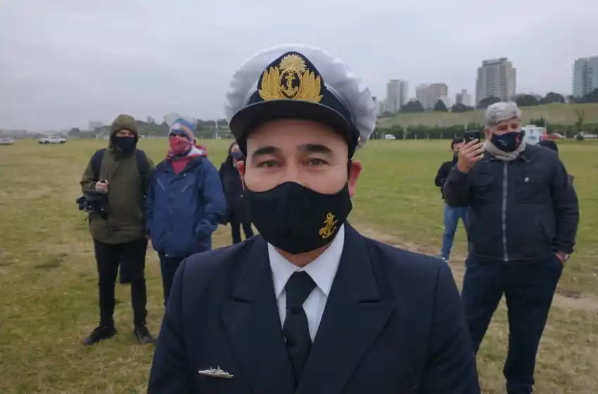 Se retira y recibió a su hija que llega a bordo del ARA Piedrabuena: "Hoy me tocó a mí esperarla"