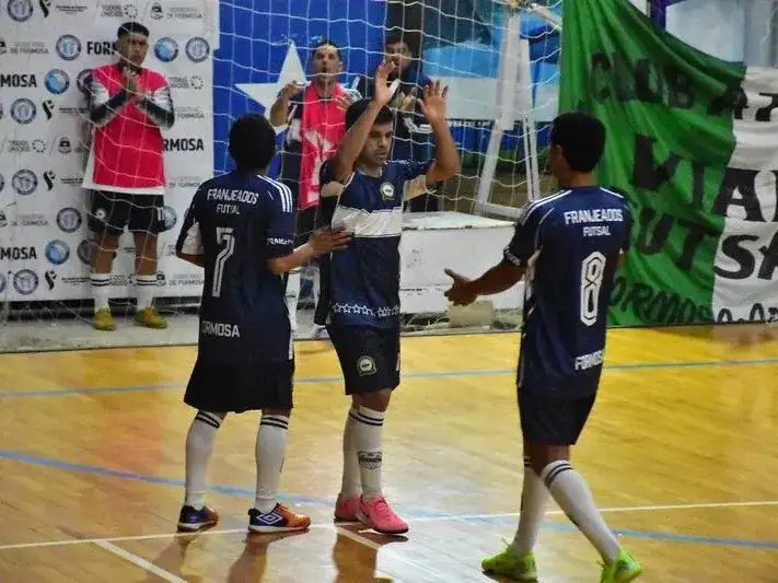 Franjeados sacó ventaja
sobre Vial en la final de ida