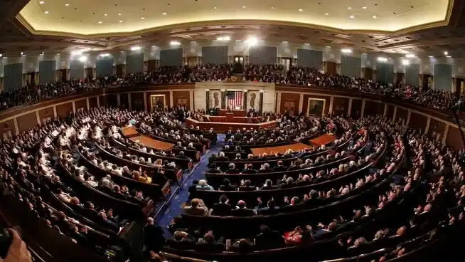 La Cámara de Representantes aprobó una resolución para limitar los poderes de guerra de Trump