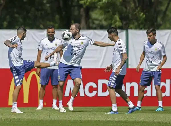Argentina: entrenamiento de los suplentes y asado por el Día del Padre