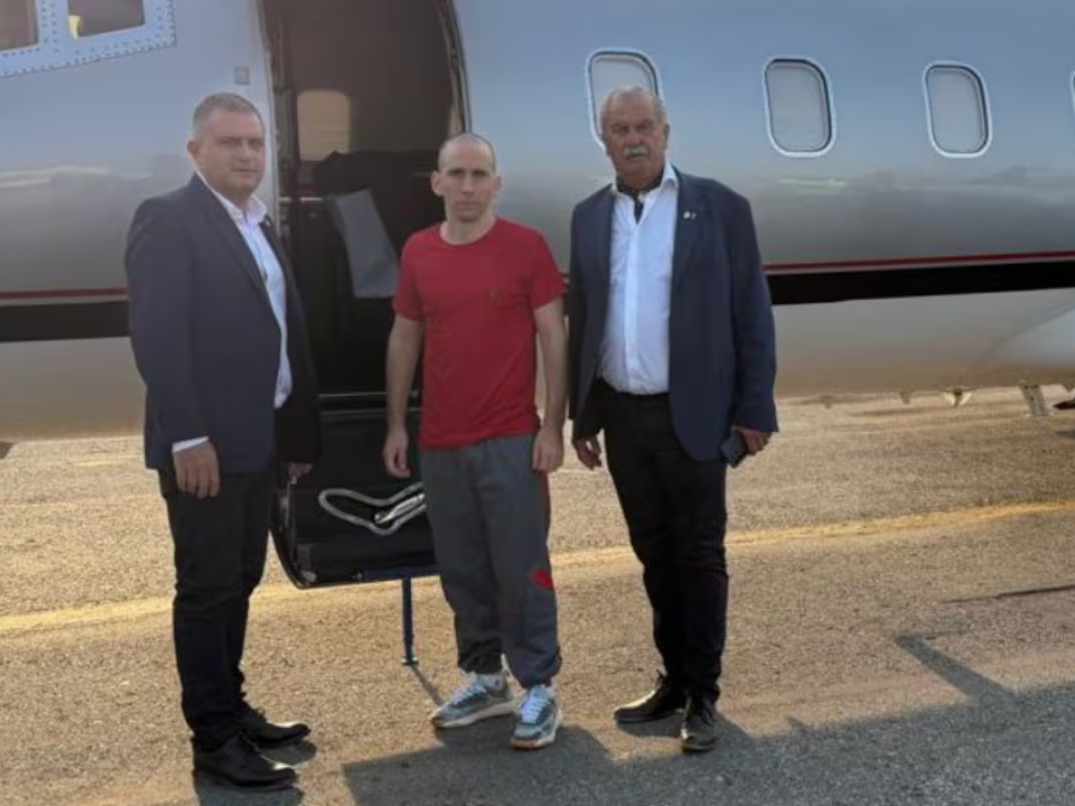 Los hombres que acompañan a Gallo son el actual prosecretario de la AFA Luciano Nakis y el director de Protocolo y Ceremonial de la AFA Fernando Isla Casares. .Foto:Redes