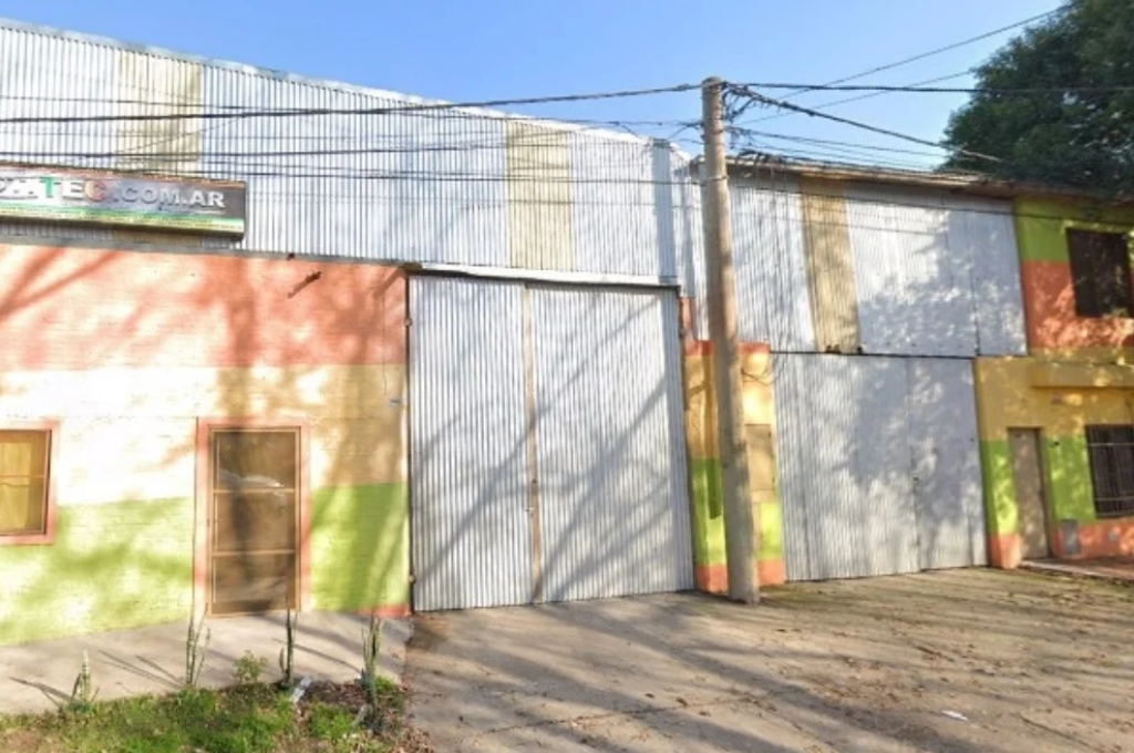 Fachada de la fábrica de plásticos, donde se realizó el falso allanamiento.