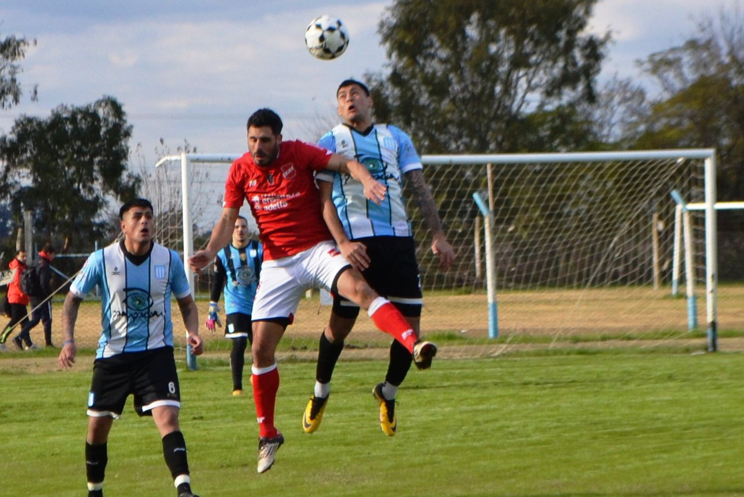 Buen punto del Cuevero ante uno de los líderes del torneo. Foto: Sur24.