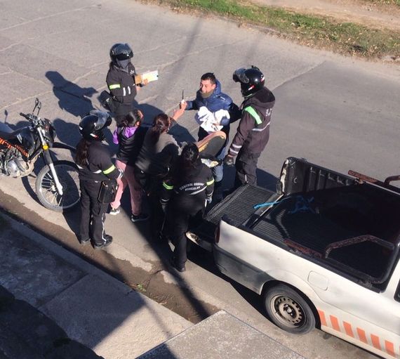 Un remisero golpeó a un inspector de Tránsito cuando le quiso labrar una multa