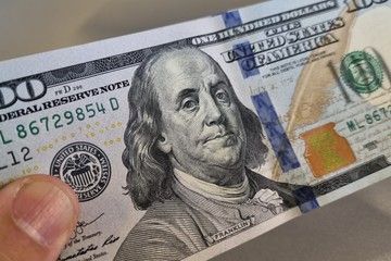 El dólar informal bajó su valor tras la aprobación de la Ley Bases
