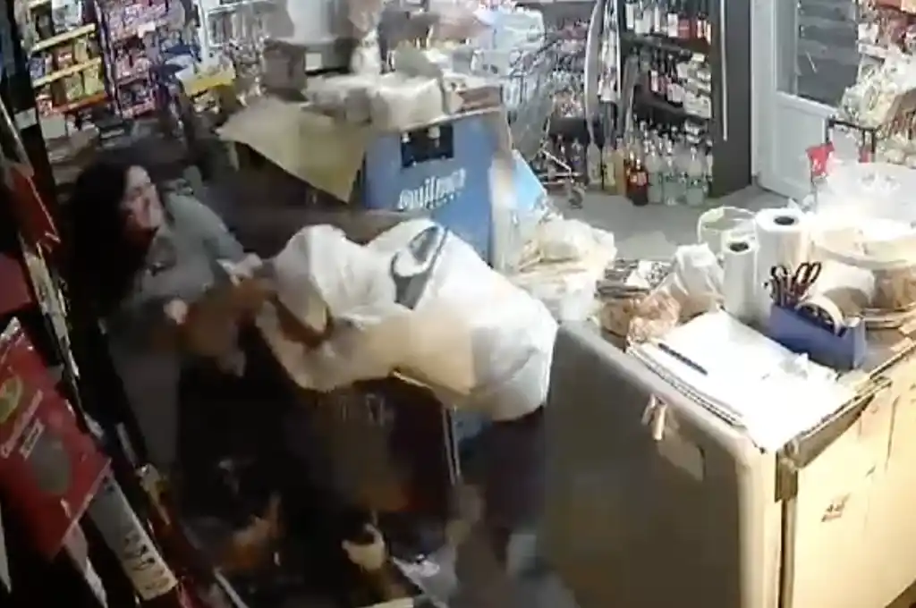 La joven intentó impedir el robo, empujando al asaltante.