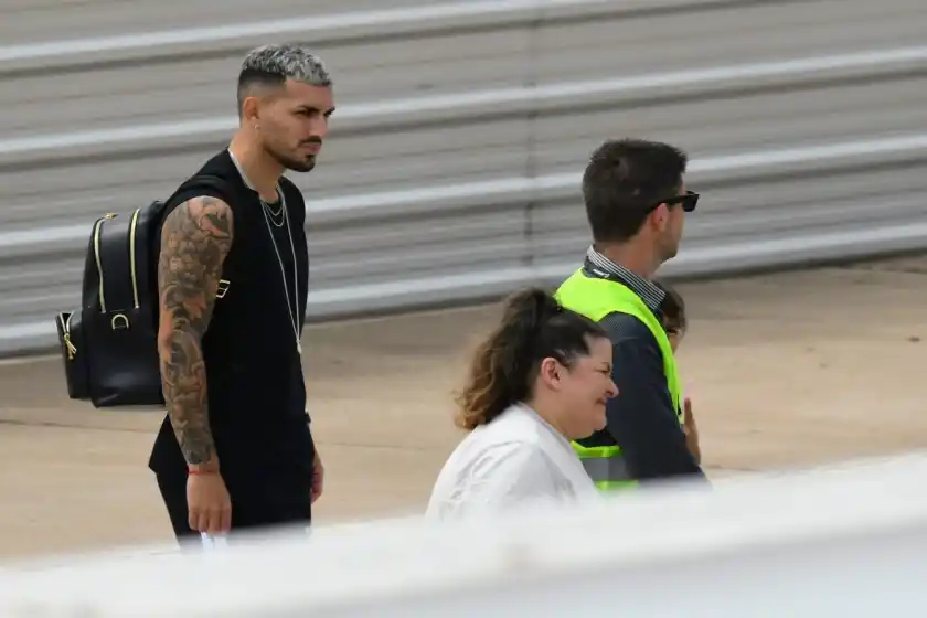 Ángel Di María y Leandro Paredes volvieron a Europa tras celebrar Año Nuevo en Rosario