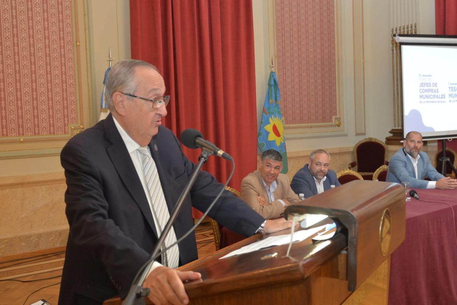 El acto de apertura se desarrolló en el Salón Blanco y fue encabezado por el intendente Miguel Lunghi.