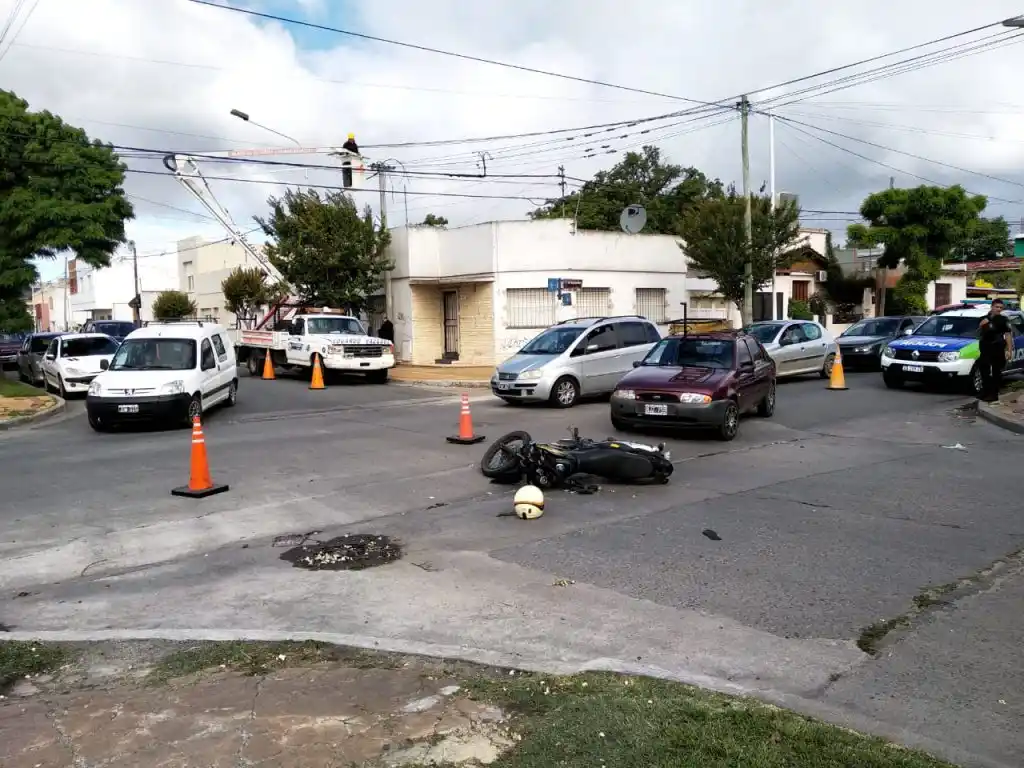 Un motociclista resultó herido tras chocar contra un auto