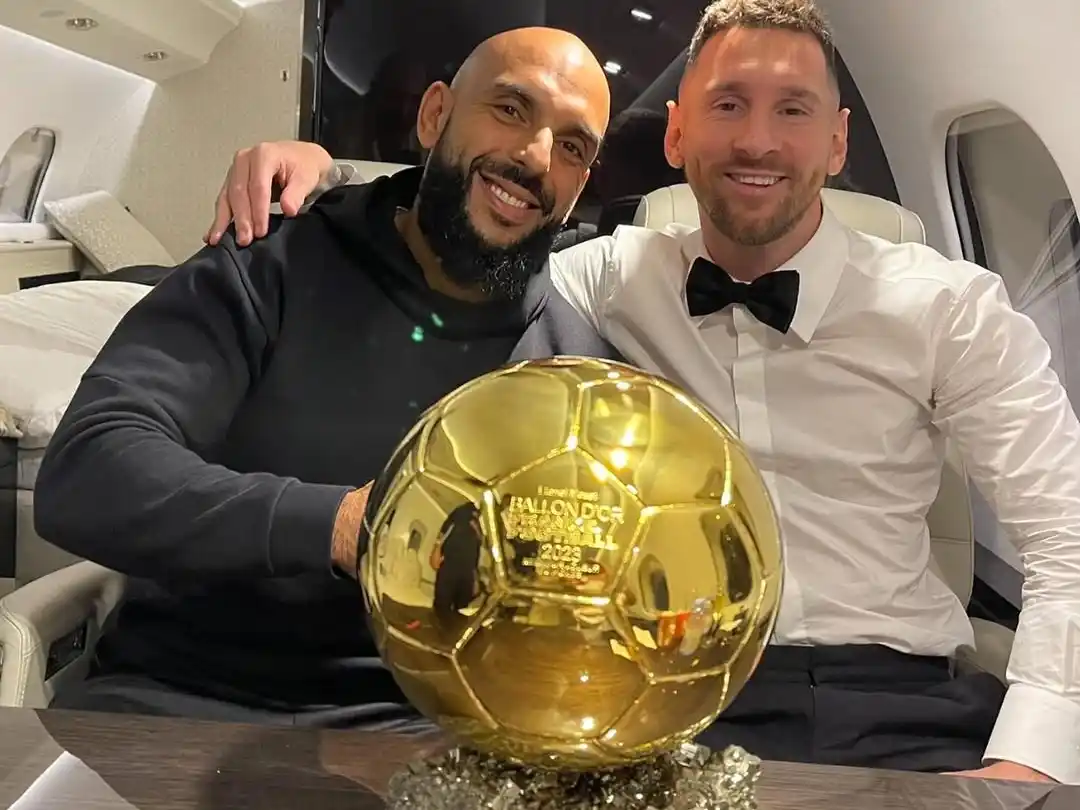 Lionel Messi y su escolta, Yassine Cheuko, compartiendo un momento de celebración