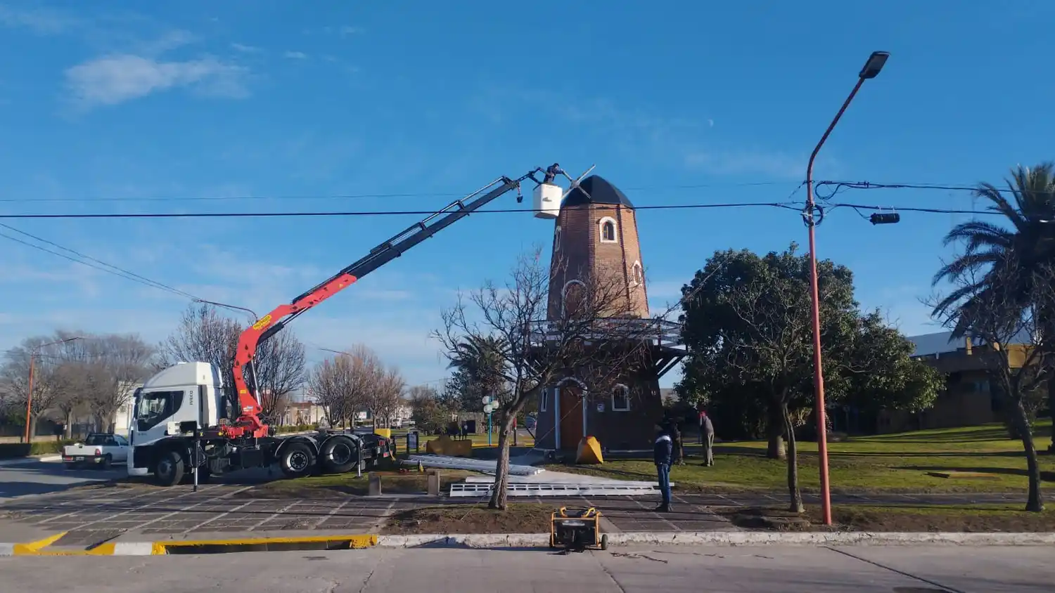 Colocan las aspas del Molino Holandés que se dañaron en el temporal