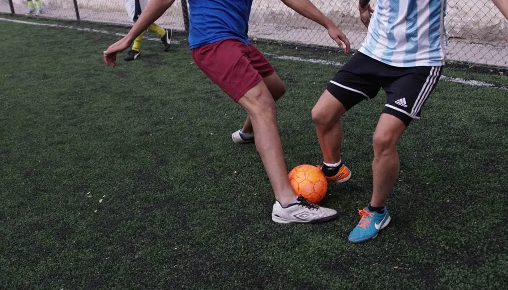 El ejemplo de Sturzenegger sobre una lesión jugando al fútbol despertó preocupación entre los trabajadores.