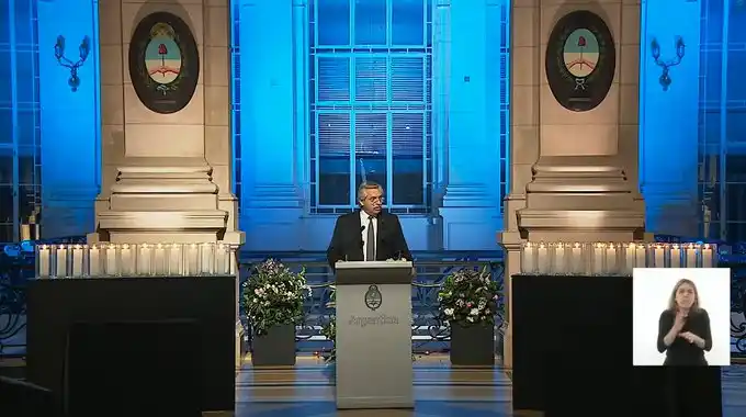 Alberto Fernández junto a 24 gobernadores homenajeó por cadena nacional a los muertos por el coronavirus