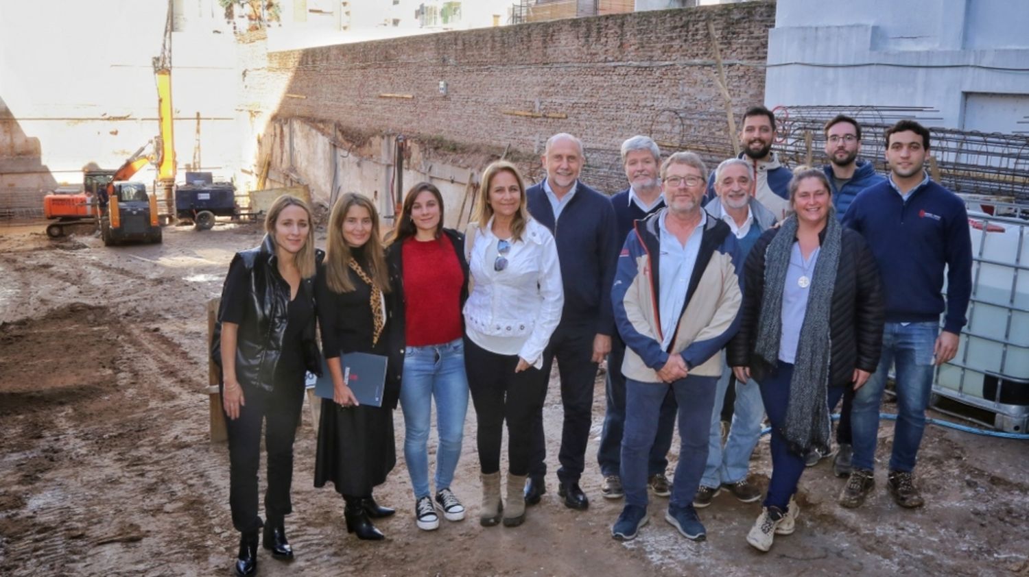 Perotti recorrió las obras del memorial de Salta 2141