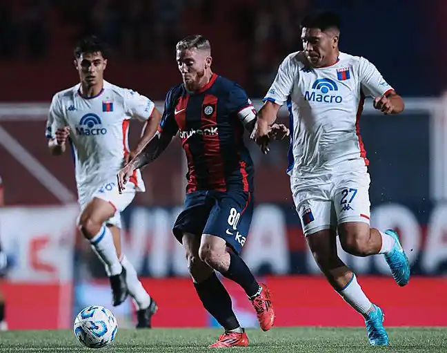 Muniain y Santiago González, por la pelota.