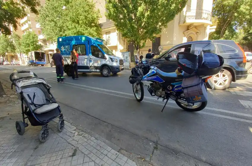 Motociclista atropelló a una niñera que cruzaba la calle con una nena en Echesortu