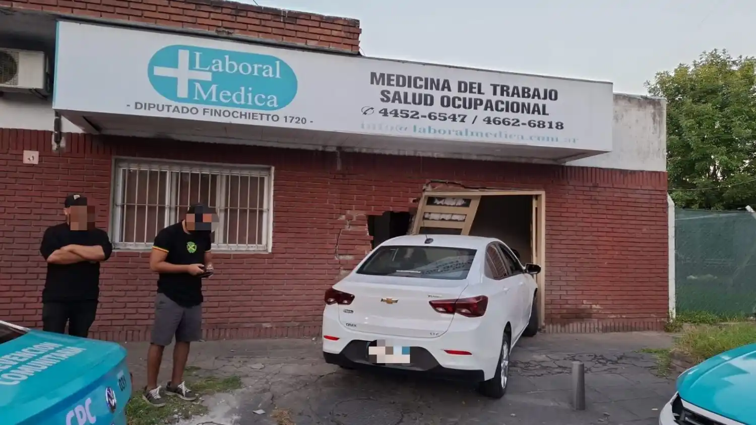 El frente de la clínica afectado por el conductor imprudente