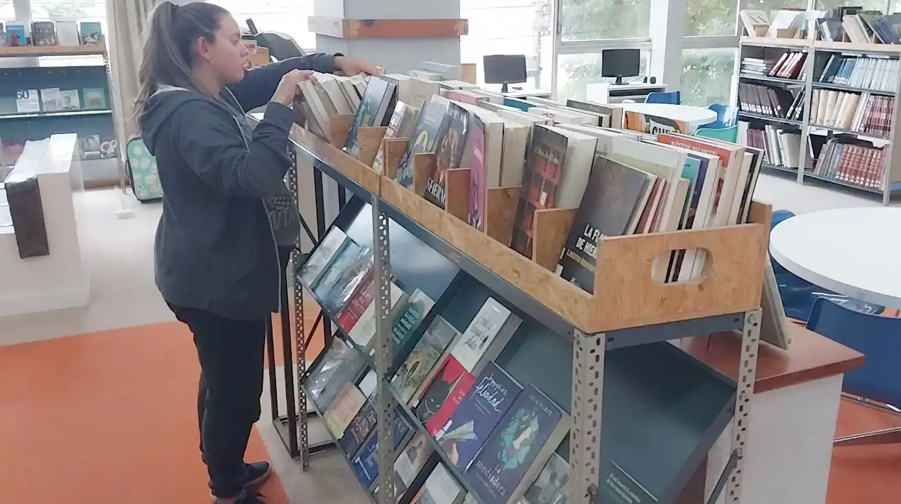 Los lectores disfrutan de diferentes opciones en la Biblioteca Popular Andrés Ferreyra