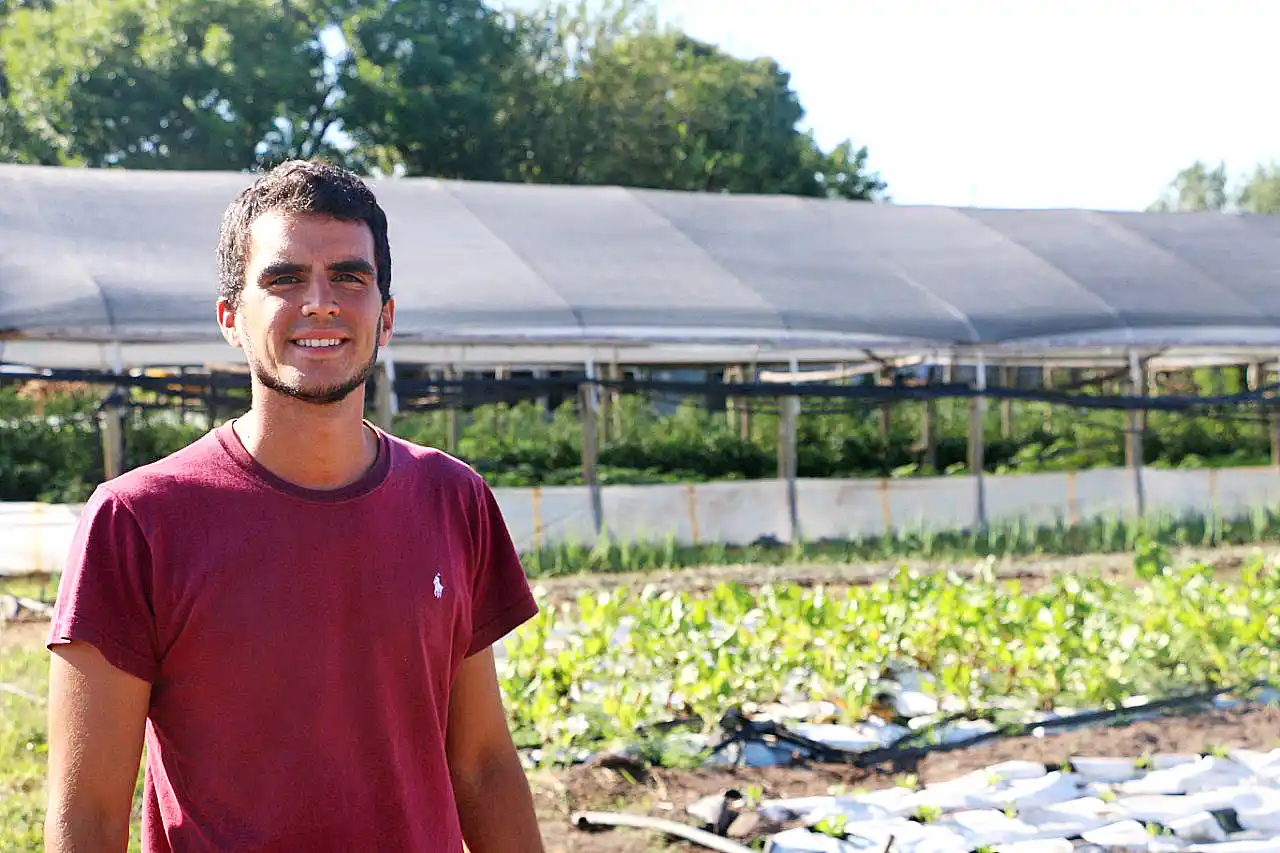Nicolás Martínez tiene solo 25 años, es licenciado en Comercio Internacional y despachante de Aduanas, pero decidió dedicarse a ser quintero.