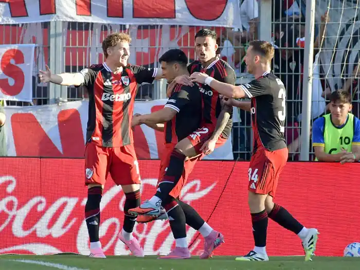 Salas pegó de entrada y encaminó el triunfo de River