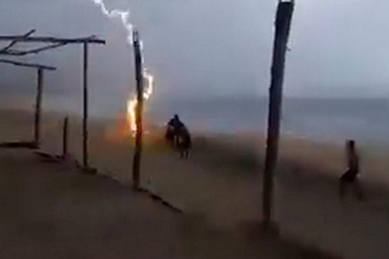 Impresionante video: dos personas murieron tras ser impactadas por un rayo en una playa