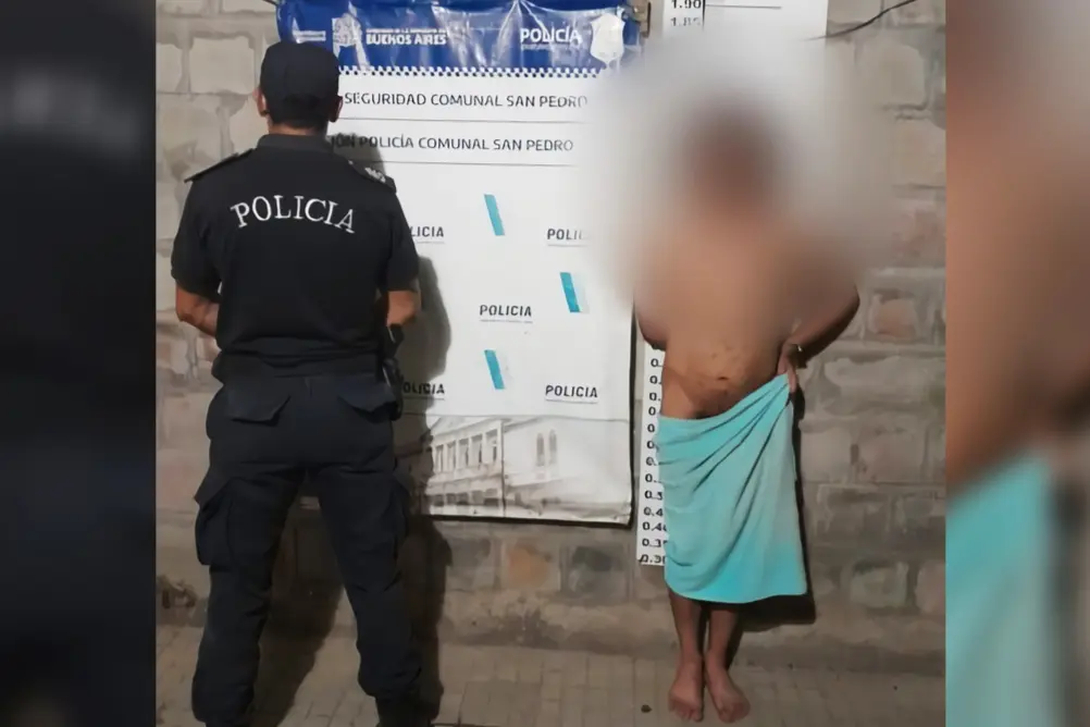 El joven fue detenido por la policía, totalmente desnudo.