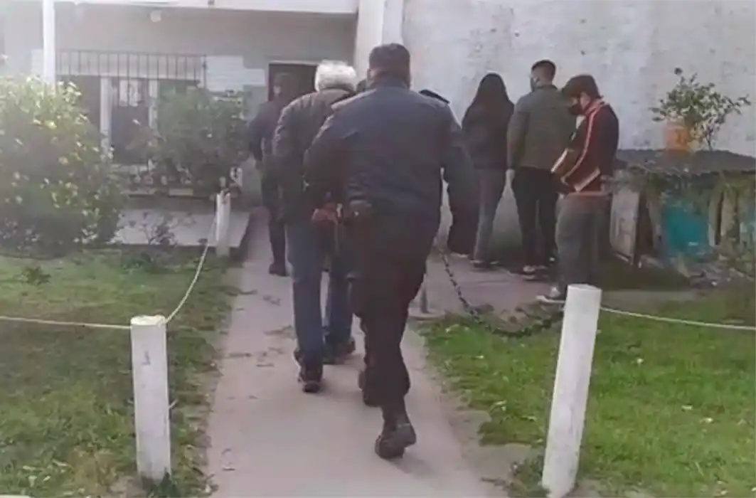 Pensó que iban a usurpar un terreno y les apuntó con una carabina cargada