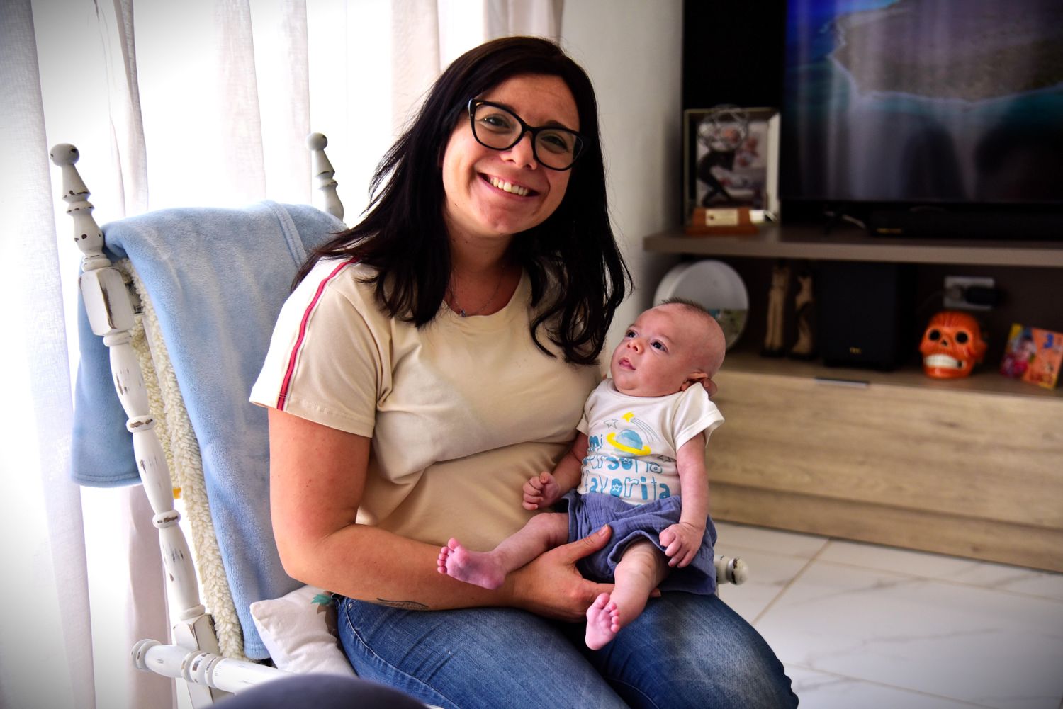 Antonela y Juan hoy celebran felices el Día de la Madre.