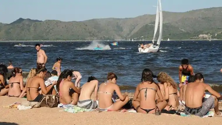 Carlos Paz: alertan a bañistas por proliferación de algas tóxicas