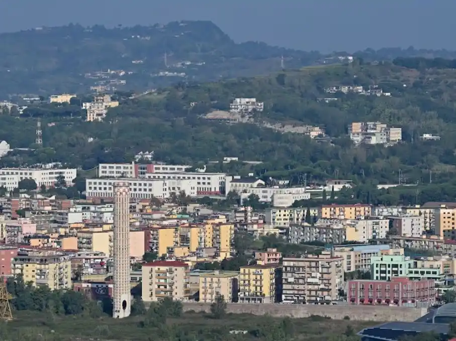 Una imagen muestra construcciones en la zona de Bagnoli, terremoto de Italia