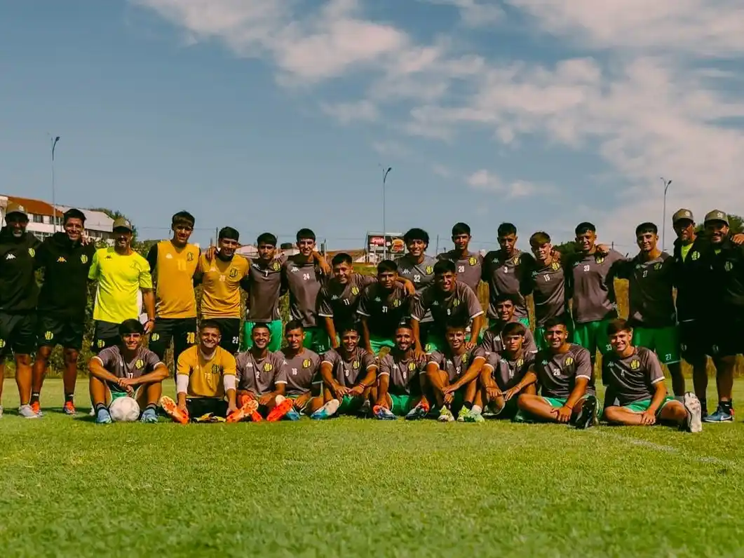 El plantel de Reserva de Aldosivi. (FOTO: @aldosivi.formativas)