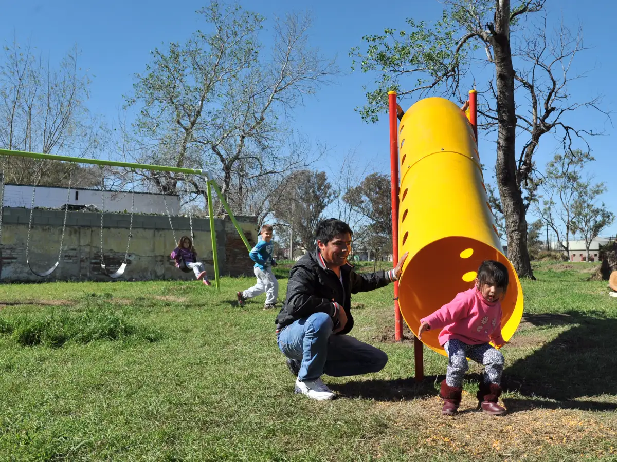 Ponen juegos más seguros para los chicos en las plazas 